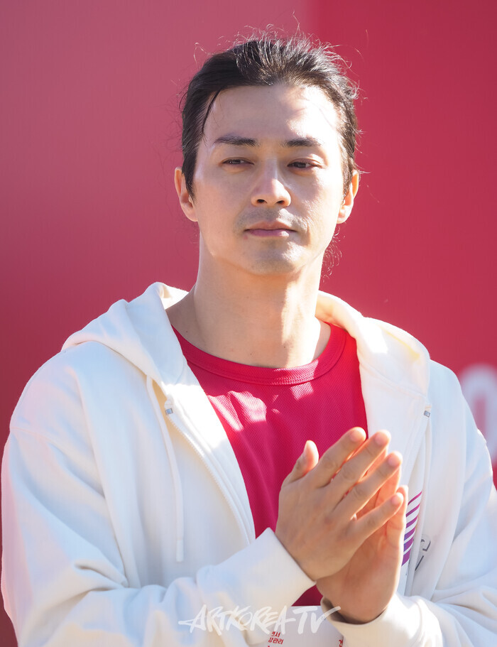 [AK포토] 김지훈, 아침에도 변함없이 빛나는 비주얼