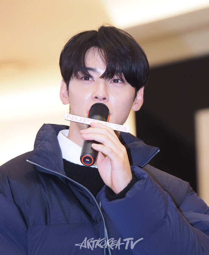 [AK포토] 팬들과 인사하는 차은우 (노스페이스)