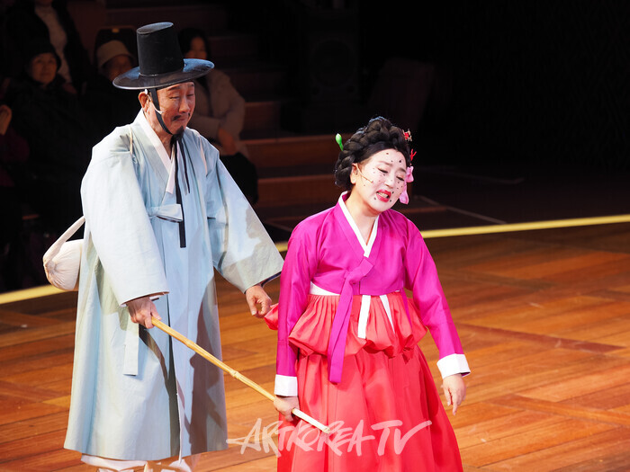 [AK초점] 가장 한국적인 것이 세계적인것 ... 마당놀이 신구세대의 대화합 마담놀이 모듬전 (종합)