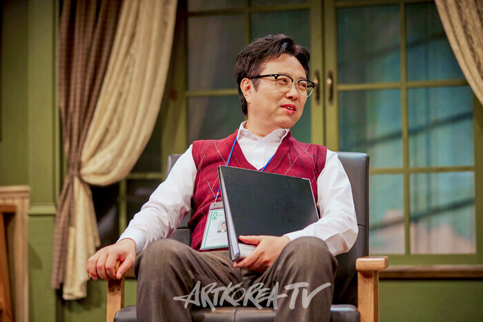 웃음과 감동이 2배로 연극 '톡톡' ...연말에 꼭 봐야 할 자타공인 힐링 코미디