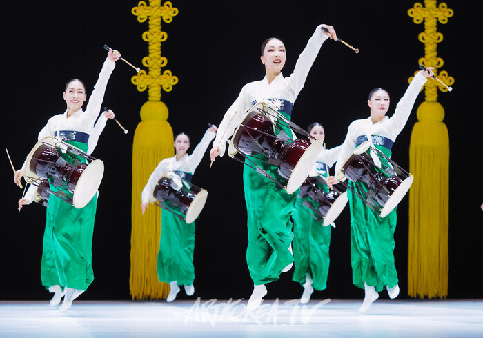 [AK현장] 다채로운 11종의 전통 춤 ... 국립무용단 '향연', 한국무용의 품격있는 무대