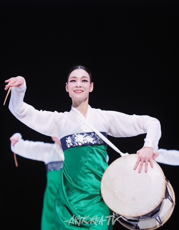 [AK화보] 국립무용단 '향연' 3막 민속무용 ... '선비춤'-'장구춤'-'소고춤'-'이매방 오고무'