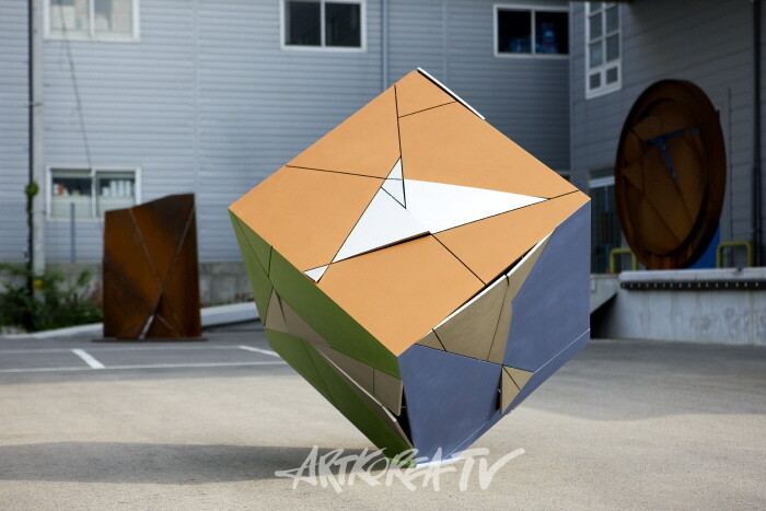 [김종근 미술평론] 철로 시선을 바꾸는 여자, 변숙경