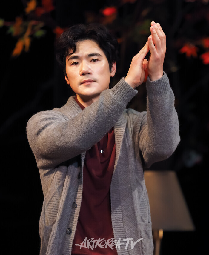 [AK포토] 김강우, 지미 무어의 아버지 에릭 무어 (붉은 낙엽)