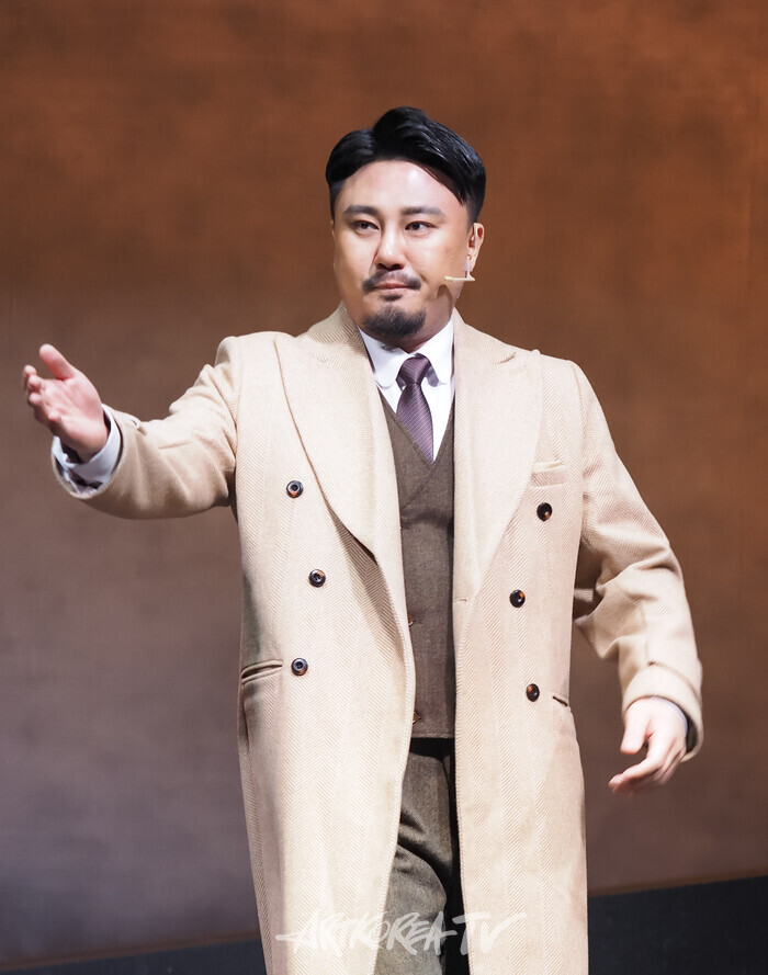 [AK포토] 정호윤, 편집장 조지 매든  (넬리블라이)