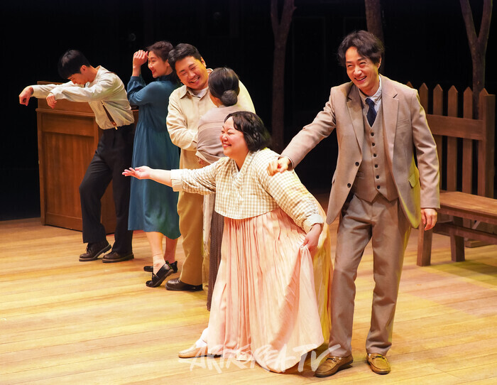 [AK화보] 연극 '동백당; 빵집의사람들' 커튼콜