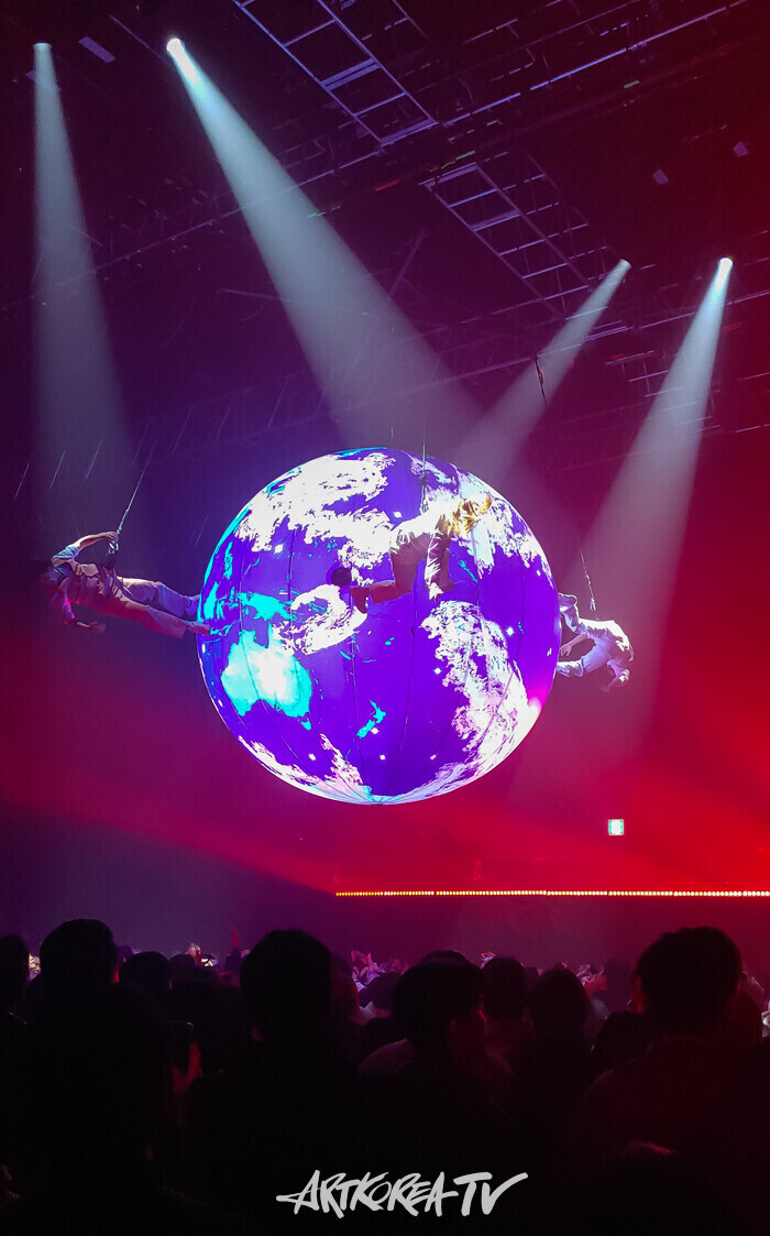 [AK포토] 지구 위를 달리는 퍼포머 ... 2025 '푸에르자 부르타 아벤'