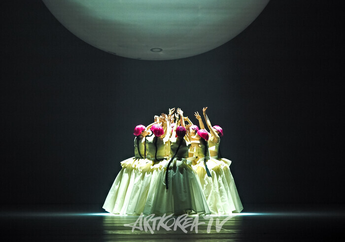 [AK화보] 국립무용단 '미인' ... 삶과 죽음의 경계 표현한 '베 가르기'