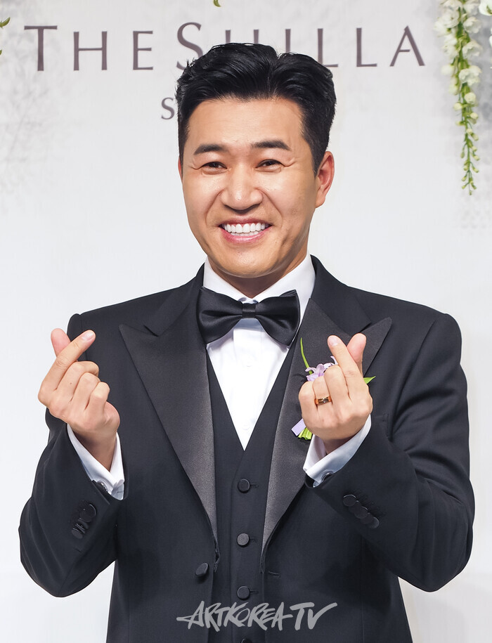 [AK포토] 김종민, 기쁨의 환한 미소