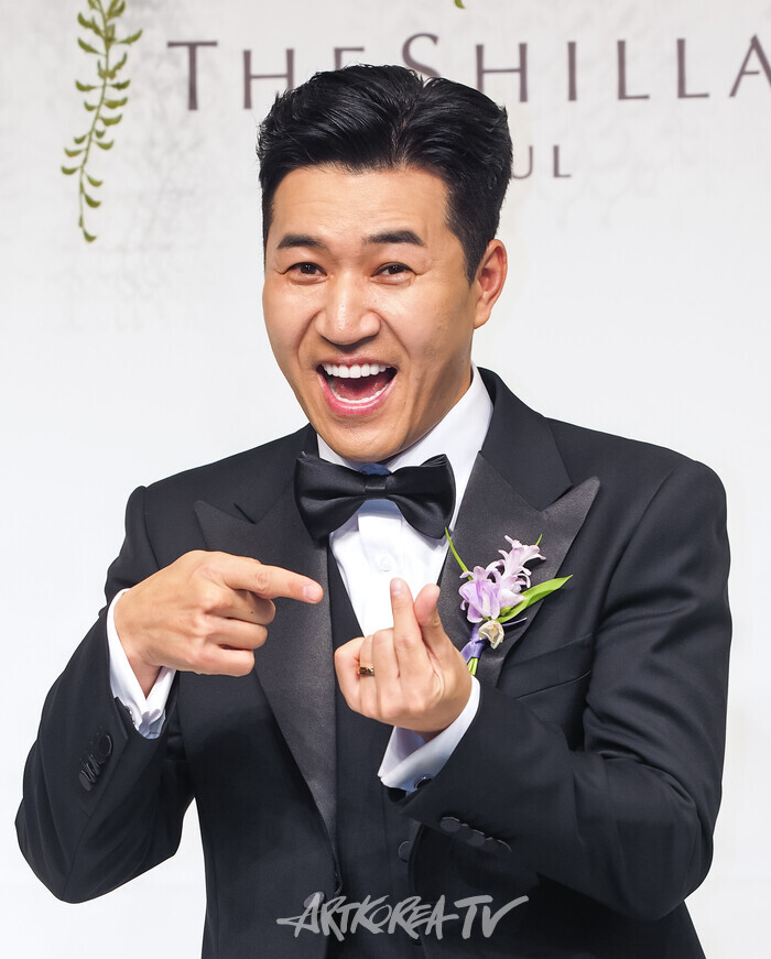 [AK포토] 김종민, 결혼 반지 하트