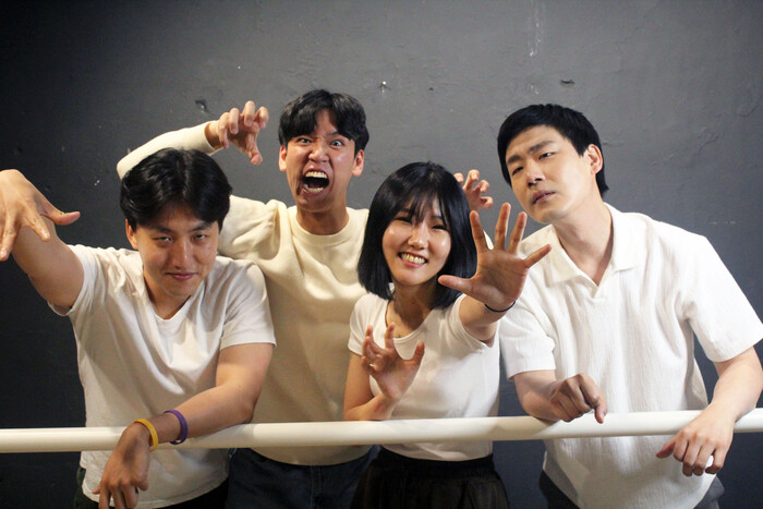 연극 '벽', 부조리극의 벽을 넘는 낮섦의 몸짓