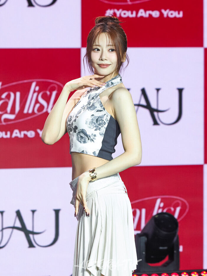 [AK포토] 유아유 지유, 우아함 더한 섹시함