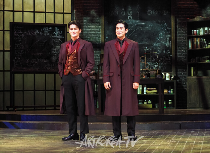 [AK포토] 강태을-박시원, 마리 연구 지원하는 라듐 시계 공장 대표 루벤 뒤퐁