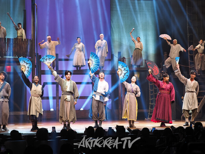 [AK초점] 시조와 힙합이 만난 무대 ... '스웨그에이지 외쳐, 조선!', 관객과 함께 외치는 자유