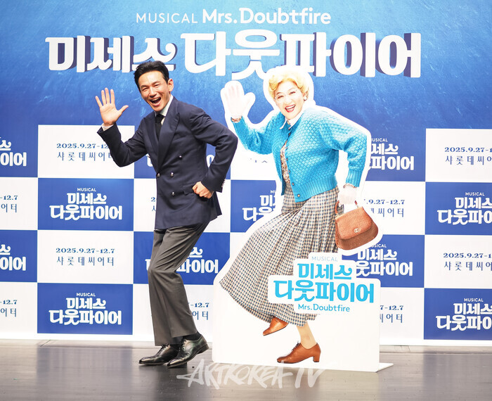 '미세스 다웃파이어'로 변신한 황정민이 전하는 웃음과 감동