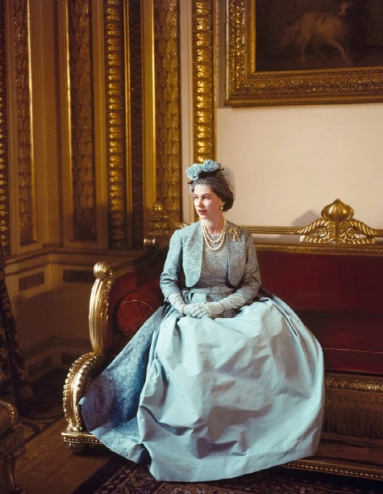 [해외특집] 엘리자베스 2세 여왕의 옷장, 100년의 왕실 패션이 깨어나다