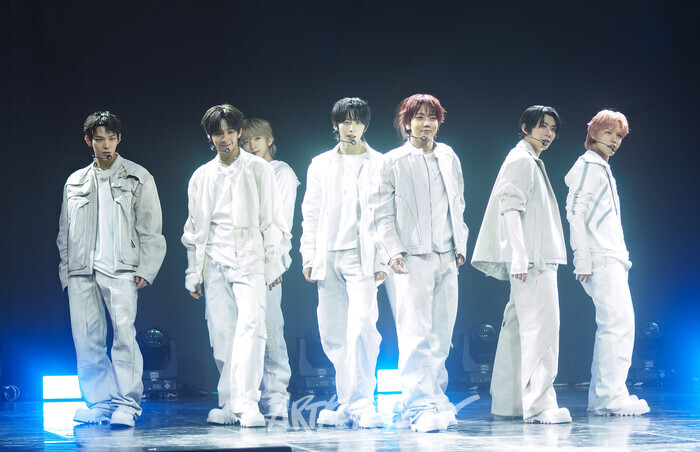 [AK현장] 4개월 만의 초고속 컴백 ... 아홉, '러프 청춘'으로 말하는 성장의 서사 (종합)