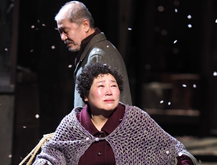 [AK초점] 14년 만에 벚꽃이 다시 휘날릴 때 ... '야끼니꾸 드래곤'이 남긴 묵직한 숨결