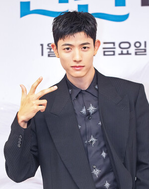 제작발표회 포토타임에 선 배우 로몬